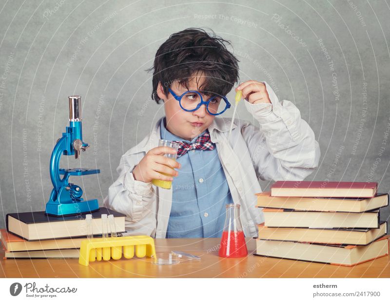 Junge macht wissenschaftliche Experimente in einem Labor. Lifestyle Bildung Wissenschaften Kind lernen Schulkind Mensch maskulin Kleinkind Kindheit 1 8-13 Jahre