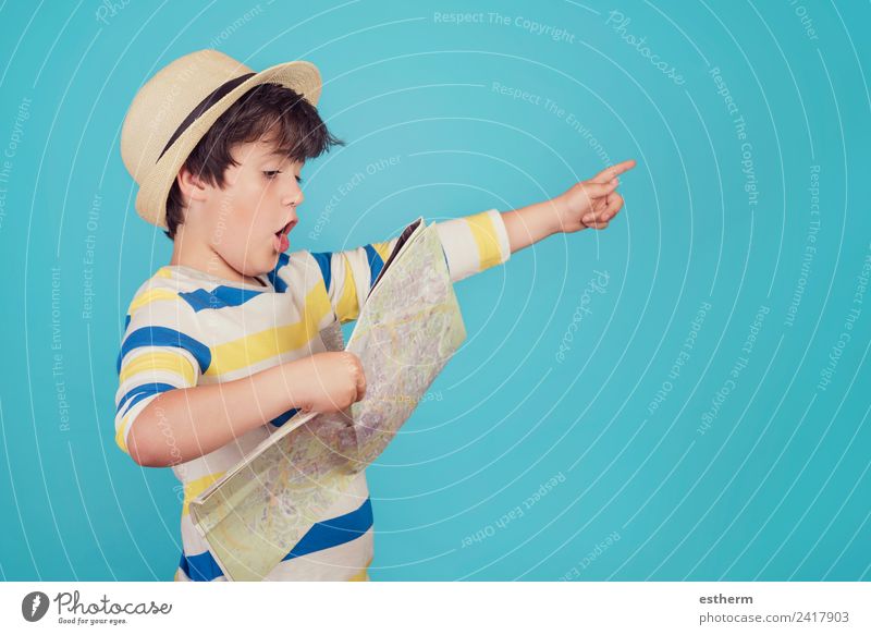 Junge mit Hut und Karte auf blauem Hintergrund Lifestyle Freude Ferien & Urlaub & Reisen Tourismus Ausflug Abenteuer Freiheit Sightseeing Städtereise Kreuzfahrt