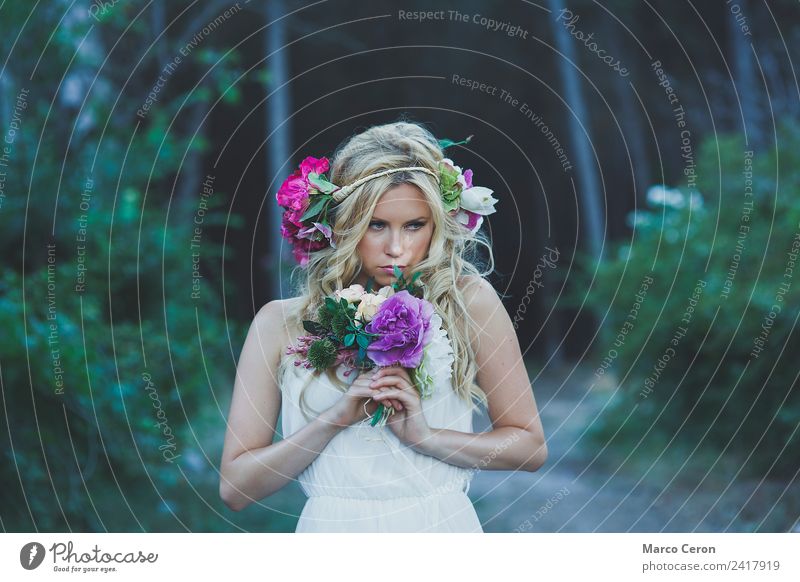Schöne blonde Frau mit weißem Kleid und Blumen im Wald. schön Hochzeit Junge Frau Jugendliche 1 Mensch 18-30 Jahre Erwachsene Natur Pflanze Frühling Sommer Baum