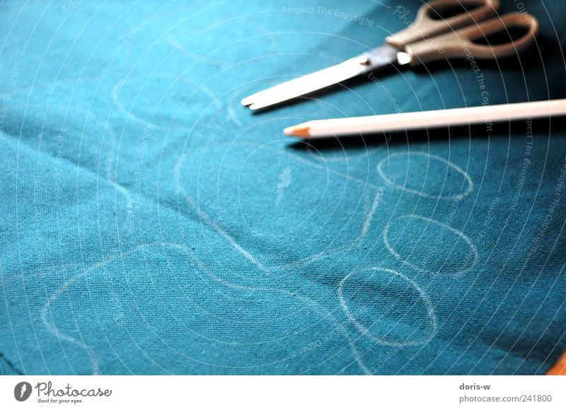 Verflixt und zugenäht Schreibstift blau grün Nähen geschnitten Sticken Schnittmuster Muster Schere Farbstift Stoff Textilien Pfote Gedeckte Farben Nahaufnahme