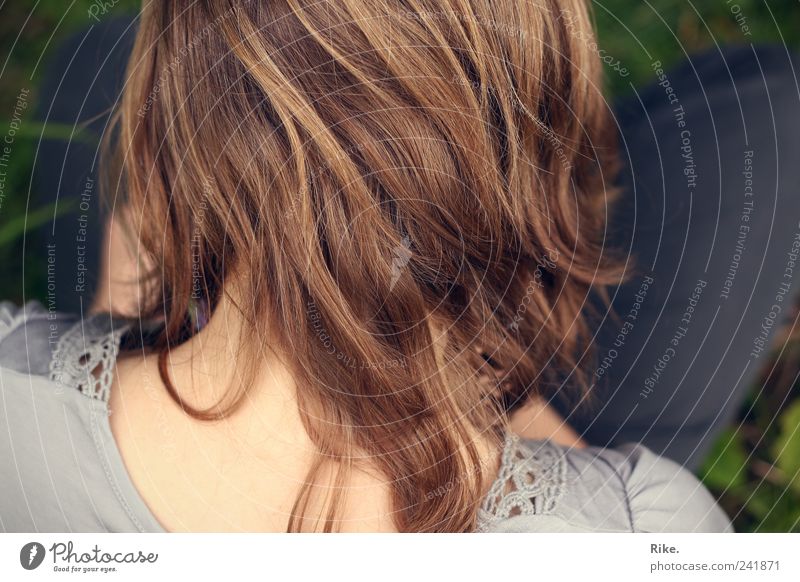 Über die Schulter hinaus. Mensch feminin Junge Frau Jugendliche Haare & Frisuren 1 18-30 Jahre Erwachsene brünett blond langhaarig Erholung lesen sitzen