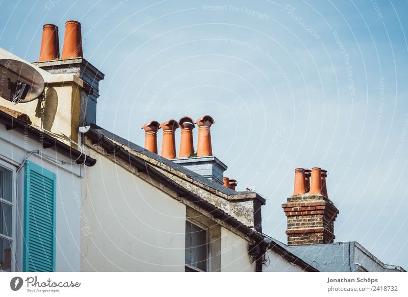 britische Schornsteine Stadt Stadtzentrum Altstadt bevölkert Haus Einfamilienhaus Dach Armut ästhetisch Brighton England Großbritannien rot Blauer Himmel
