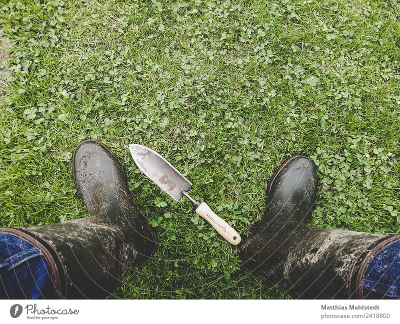 Im Garten Häusliches Leben Gartenarbeit Schaufel Beine Fuß 1 Mensch 45-60 Jahre Erwachsene Umwelt Natur Erde Gummistiefel Arbeit & Erwerbstätigkeit stehen