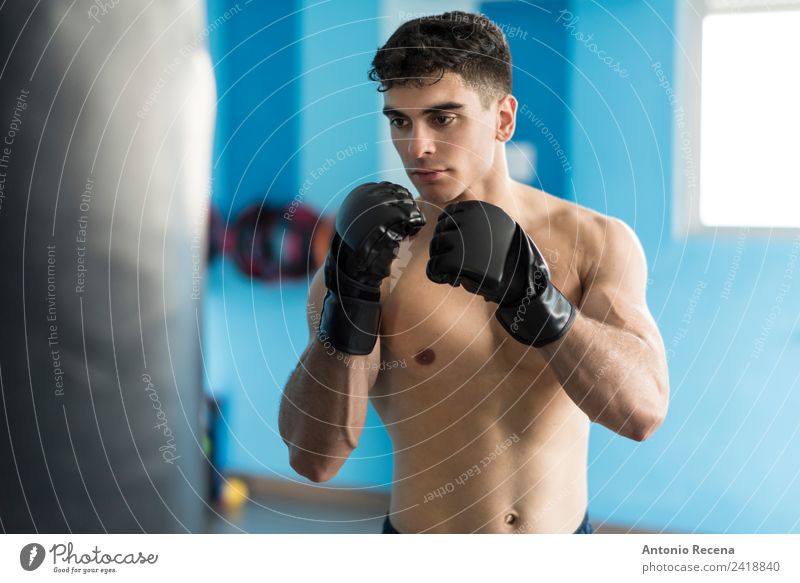 Boxer Mann Sport Mensch Erwachsene 18-30 Jahre Jugendliche schwarzhaarig Fitness stark weiß Boxsport Lateinamerikaner Training Sporthalle jung