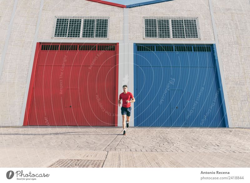 Training im Freien Sport Joggen Mensch Mann Erwachsene Eisenbahn sportlich stark blau rot rennen Lagerhalle industriell Tür 20-25 Jahre alt 20s 25-29 Jahre