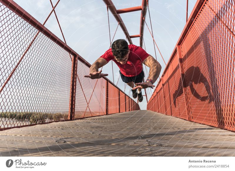 Luftpush-ups Sport Mensch Mann Erwachsene 1 18-30 Jahre Jugendliche Brücke Fußgänger Eisenbahn Fitness sportlich rot Training Sportler Spanisch rennen Menschen