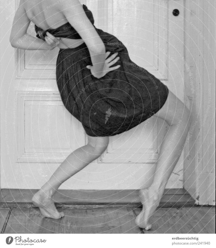 Going crazy - merkwürdig zurückgelehnte Gangart eines Frauenkörpers Erwachsene Beine Fuß Schauspieler Tanzen Tür Mode Bekleidung Kleid Stoff gehen laufen