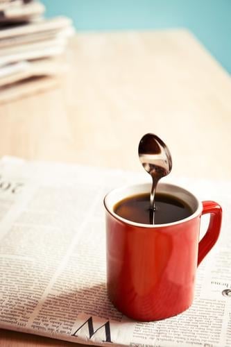 Palim Palim Kaffee Tasse Löffel Tisch Arbeitsplatz Wirtschaft Business Printmedien Zeitung Zeitschrift stehen lustig stark rot schwarz skurril Abo Information