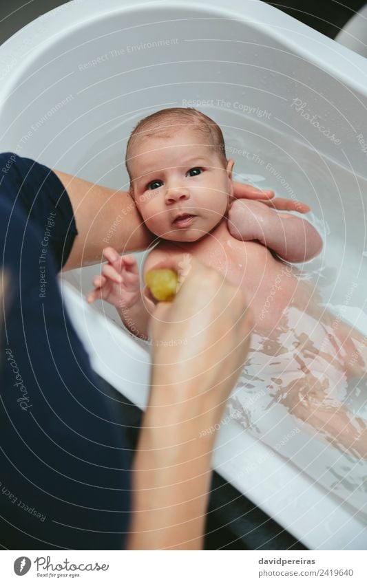 Neugeborenes in der Badewanne Lifestyle schön ruhig Kind Mensch Baby Frau Erwachsene Mutter Familie & Verwandtschaft Hand authentisch klein modern niedlich