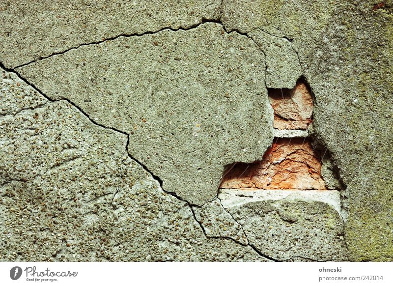 Mauer Wand Fassade Putz Fuge Riss Stein kaputt Verfall Vergänglichkeit Farbfoto Gedeckte Farben Außenaufnahme Strukturen & Formen Menschenleer