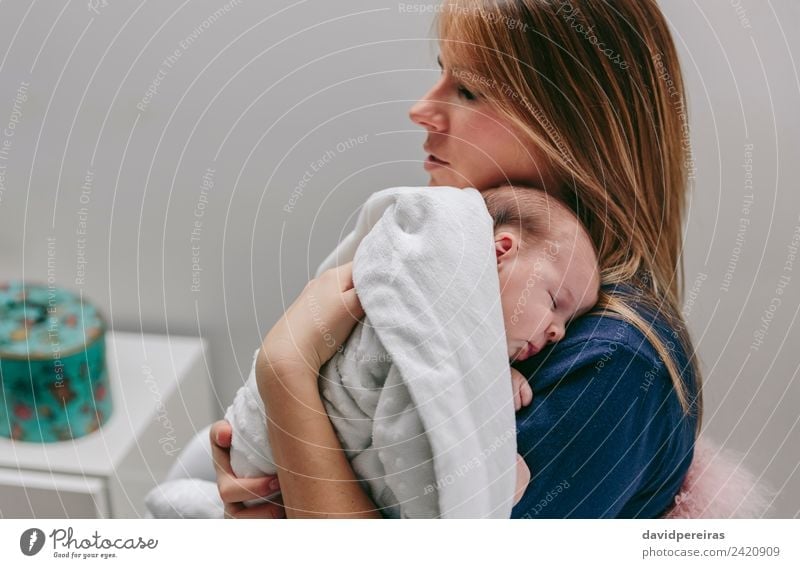Mutter umarmt ihr schlafendes Babymädchen. Lifestyle schön ruhig Schlafzimmer Kind Mensch Frau Erwachsene Familie & Verwandtschaft Kindheit Arme Hand blond
