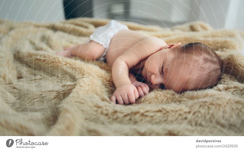 Neugeborenes Baby schlafend auf Decke auf dem Bett liegend schön Windstille Schlafzimmer Kind Mensch Frau Erwachsene Kindheit Wärme authentisch klein nackt