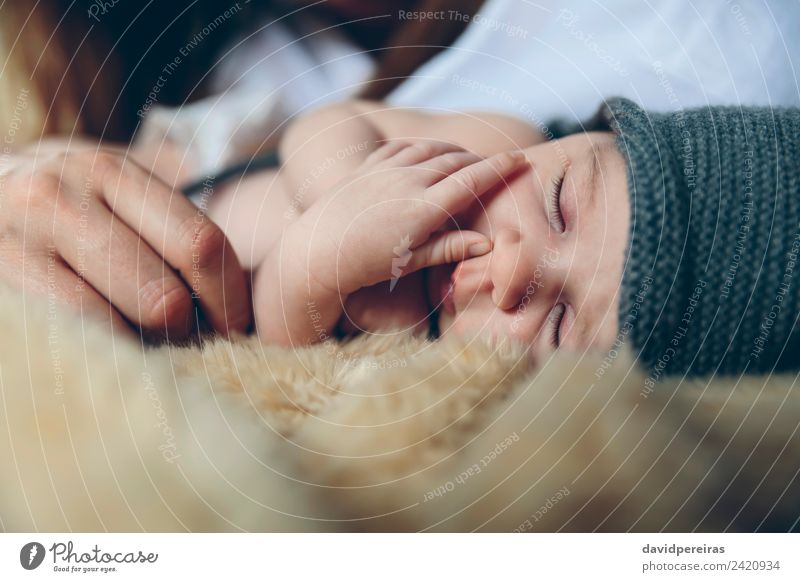 Baby schläft auf einer Decke mit der Hand ihrer Mutter. schön ruhig Schlafzimmer Kind Mensch Frau Erwachsene Familie & Verwandtschaft Hut Liebe schlafen