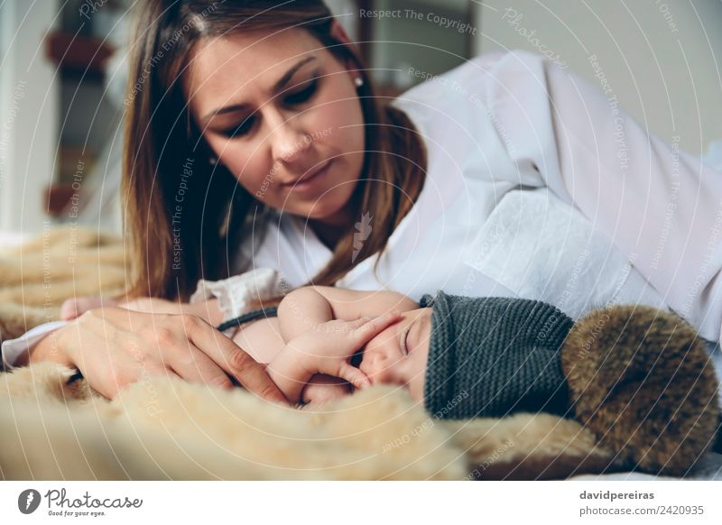 Neugeborenes Baby Mädchen schlafen liegend auf Decke mit ihrer Mutter schön Windstille Schlafzimmer Kind Mensch Frau Erwachsene Familie & Verwandtschaft Hand