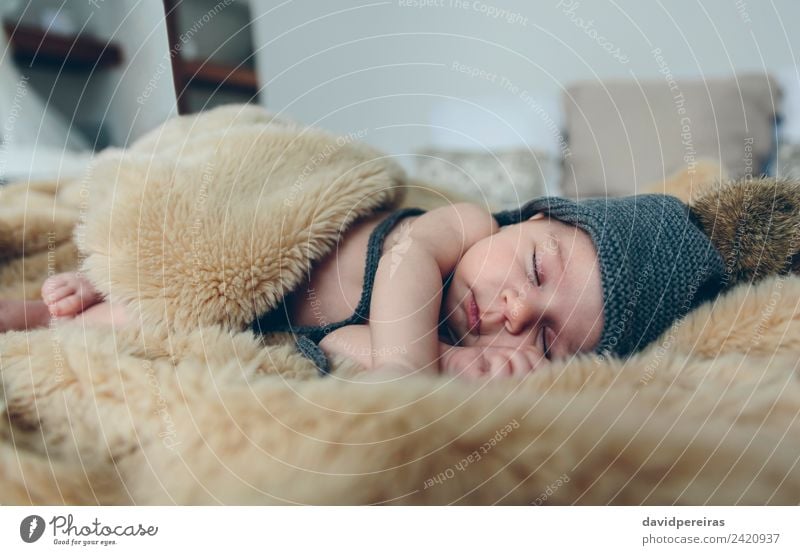 Baby Mädchen mit Pomponhut schlafend schön ruhig Schlafzimmer Kind Mensch Frau Erwachsene Fuß Wärme Hut authentisch klein nackt niedlich bequem Leichtigkeit