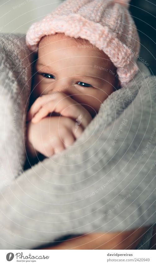Babymädchen in eine Decke gehüllt Lifestyle schön Leben Erholung ruhig Kind Mensch Frau Erwachsene Kindheit Hand Wärme Liebe authentisch klein niedlich rosa