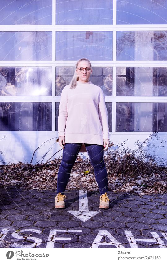 Streetwear 2018 Lifestyle elegant Stil Junge Frau Jugendliche 30-45 Jahre Erwachsene Herbst Industrieanlage Mode Jeanshose Pullover Brille blond langhaarig