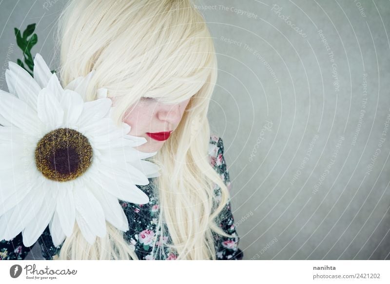 Junge blonde Frau, die in der Nähe einer riesigen Blume posiert. elegant Stil schön Haare & Frisuren Haut Gesicht Lippenstift Mensch feminin Junge Frau