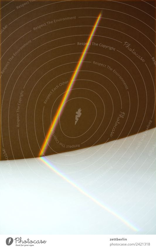 Prisma Strukturen & Formen Geometrie Karton Licht Lichtbrechung Lichtstreifen Lichtschweif Lichtstrahl Regenbogen regenbogenfarben Spektralfarbe Stoff Optik