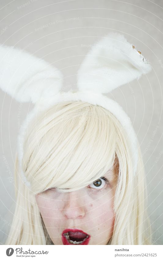 Junge blonde Frau mit Kaninchenohren Stil exotisch Haare & Frisuren Haut Gesicht Lippenstift Feste & Feiern Karneval Ostern Erntedankfest Mensch feminin