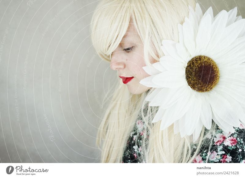 Junge blonde Frau, die mit einem riesigen Gänseblümchen posiert. Lifestyle elegant Stil schön Haare & Frisuren Haut Gesicht Lippenstift Wellness Sinnesorgane