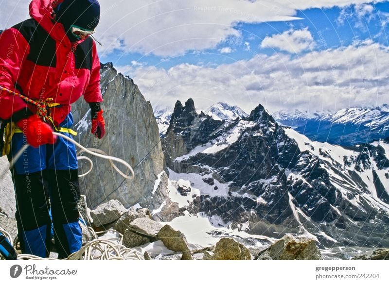 Bergsteiger auf dem Gipfel. Abenteuer Expedition Berge u. Gebirge Sport Klettern Bergsteigen Erfolg Seil Mann Erwachsene 1 Mensch Schneebedeckte Gipfel