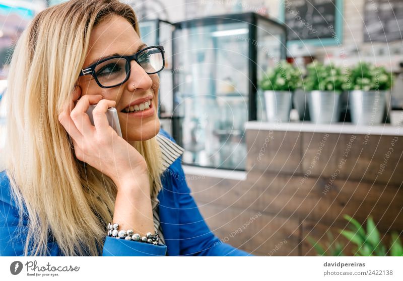 Frau spricht am Telefon in einem Café. Kaffee Lifestyle kaufen Freude Glück schön Freizeit & Hobby Arbeit & Erwerbstätigkeit sprechen PDA Technik & Technologie