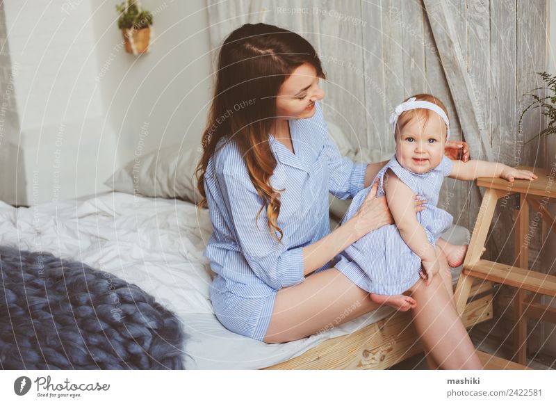 glückliche Mutter und 9 Monate altes Baby im passenden Pyjama Lifestyle Freude Glück Spielen Schlafzimmer Eltern Erwachsene Familie & Verwandtschaft Kindheit