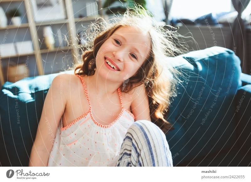 fröhliches Kind Mädchen spielt zu Hause in gemütlichem Wochenendmorgen Lifestyle Freude Glück Leben Erholung Spielen Wohnung Familie & Verwandtschaft Kindheit