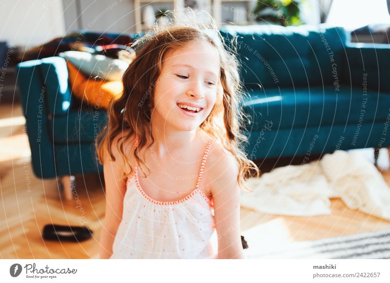 fröhliches Kind Mädchen spielt zu Hause in gemütlichem Wochenendmorgen Lifestyle Freude Leben Erholung Wohnung Familie & Verwandtschaft Kindheit Lächeln lachen