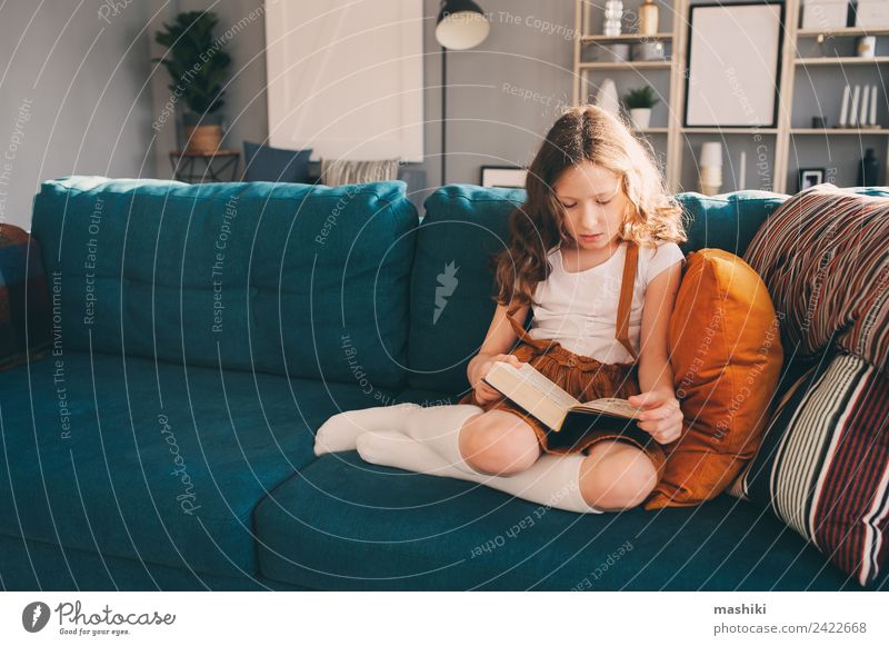 Kind Mädchen Lesebuch zu Hause Lifestyle Freude Erholung lesen Schule lernen Schulkind Kindheit Buch Bibliothek authentisch klein klug heimwärts jung Etage