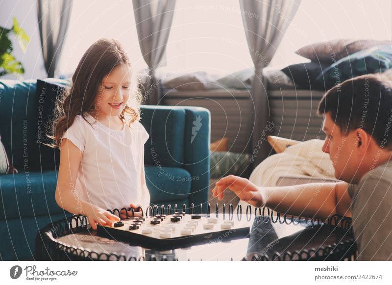 Kind Mädchen spielt Dame mit ihrem Vater Dame Lifestyle Freude Freizeit & Hobby Spielen Schach Erfolg Eltern Erwachsene Familie & Verwandtschaft Spielzeug