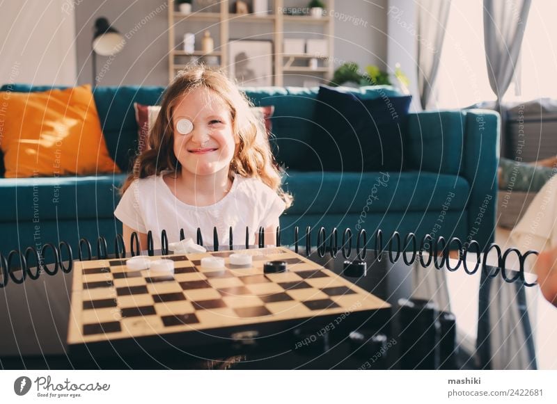 Lifestyle-Aufnahme von einem klugen Kind, das zu Hause Dame spielt. Freizeit & Hobby Spielen Schach Erfolg Eltern Erwachsene Familie & Verwandtschaft Kindheit