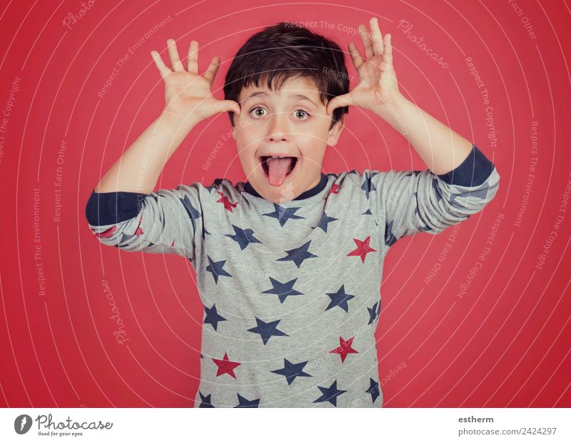 lustiges Kind zeigt seine Zunge heraus Lifestyle Freude Spielen Mensch maskulin Kleinkind Junge Kindheit 1 8-13 Jahre Fitness Lächeln Coolness Fröhlichkeit