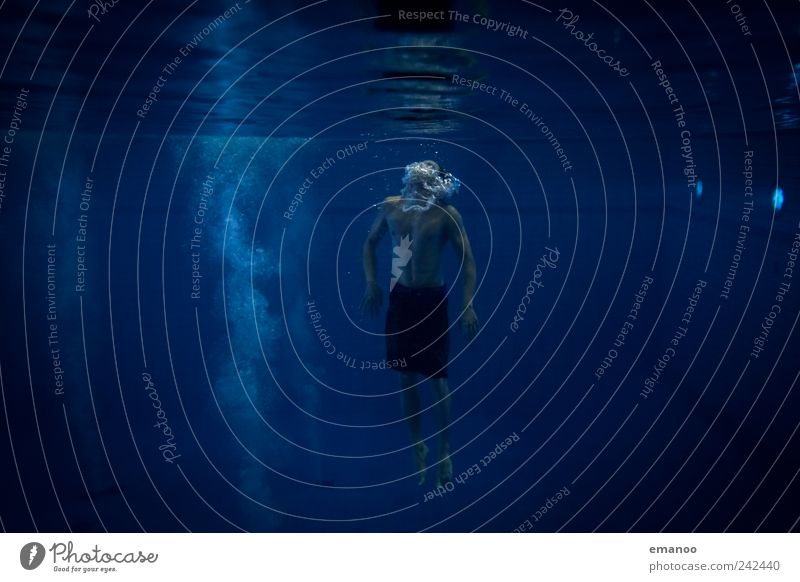 auftauchen Freude Schwimmen & Baden Sport Wassersport Schwimmbad Mensch maskulin Mann Erwachsene Jugendliche Körper 1 Luft Wellen Meer kalt blau Einsamkeit