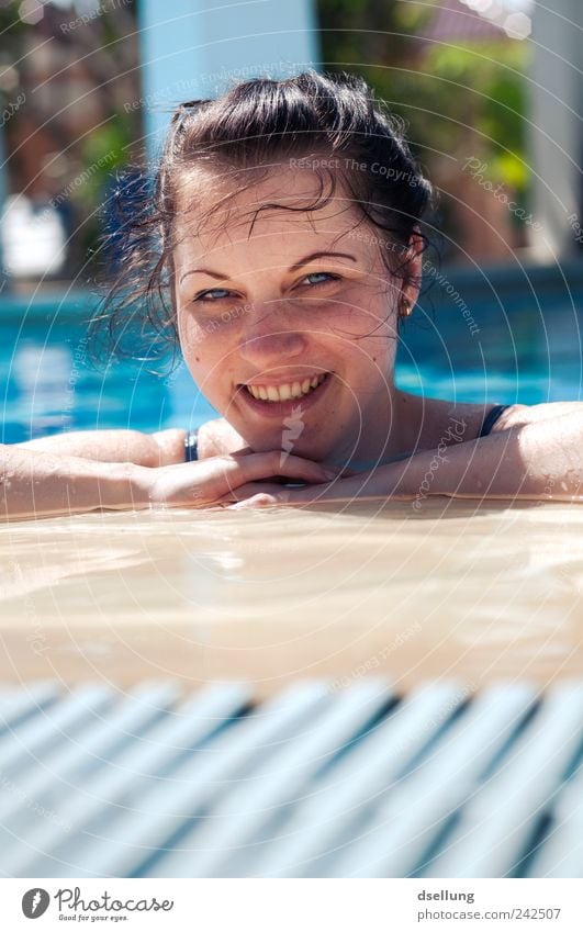 Bali VI Ferien & Urlaub & Reisen Sommer Sommerurlaub feminin Junge Frau Jugendliche 1 Mensch 18-30 Jahre Erwachsene Erholung genießen Lächeln Schwimmen & Baden