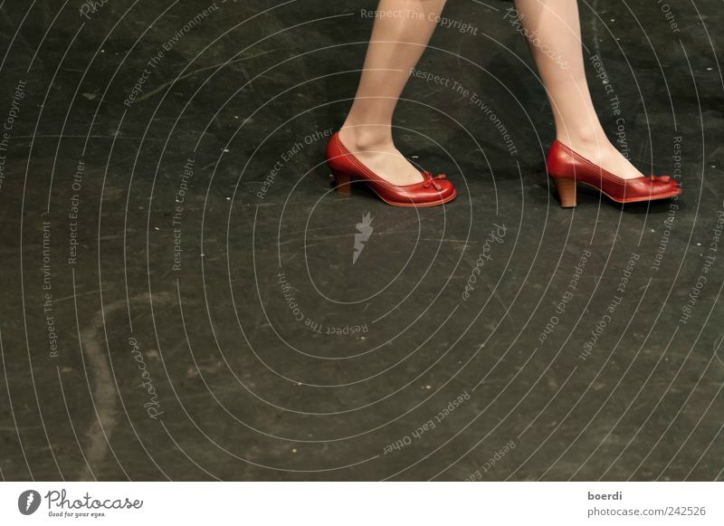 rEdshoe Schuhe gehen ästhetisch rot Stimmung schön Farbfoto Innenaufnahme Kunstlicht Kontrast Starke Tiefenschärfe Totale