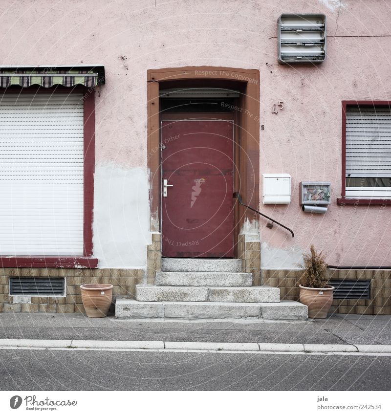 45 Haus Bauwerk Gebäude Architektur Treppe Fassade Fenster Tür Briefkasten Straße Wege & Pfade trist grau rosa rot Rollladen Farbfoto Außenaufnahme Menschenleer