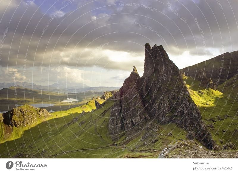 [Skye 01] View from The Old Man of Storr Umwelt Natur Landschaft Himmel Wolken Sommer Gras Felsen Berge u. Gebirge Gipfel See Insel Isle of Skye Trotternish