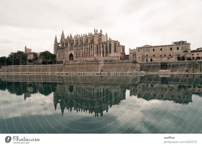 Postkarte aus Palma Himmel Wolken Teich Palma de Mallorca Spanien Altstadt Skyline Menschenleer Kirche Dom Mauer Wand Fassade Religion & Glaube