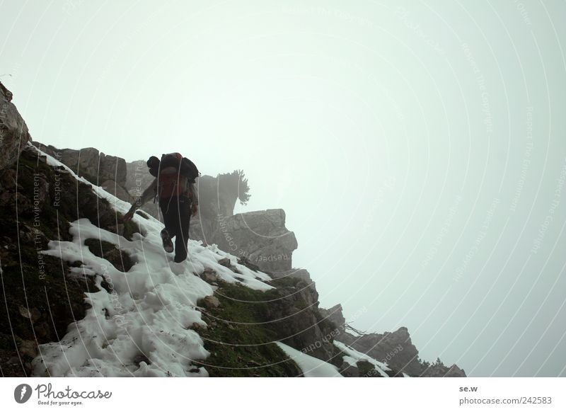 Von allen Touristen verlassen Freiheit Expedition Berge u. Gebirge wandern 1 Mensch Himmel Wolken Herbst schlechtes Wetter Nebel Schnee Felsen Alpen