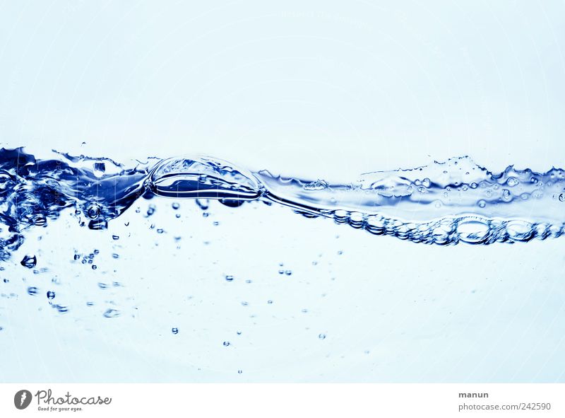 Wasserwelle Getränk Trinkwasser Wellen Luftblase authentisch frisch nass natürlich Sauberkeit blau rein Wellness Klarheit durchscheinend sprudelnd Farbfoto