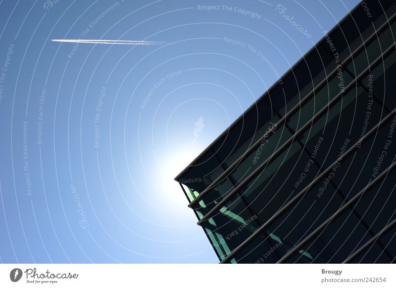 Ecke eines modernen Gebäudes mit Sonne und Flugzeug Luftverkehr Kondensstreifen Kunst Himmel Wolkenloser Himmel Sonnenlicht Schönes Wetter Friedrichshafen Haus