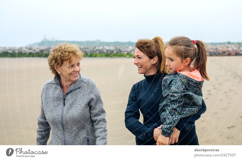 Drei Generationen weibliche Spaziergänge am Strand Lifestyle Freude Glück schön Kind Mensch Frau Erwachsene Mutter Großmutter Familie & Verwandtschaft Sand