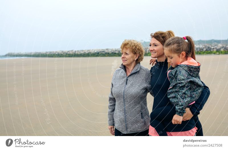 Drei Frauen schauen am Strand aufs Meer Lifestyle Freude Glück schön Kind Mensch Erwachsene Mutter Großvater Großmutter Familie & Verwandtschaft Freundschaft