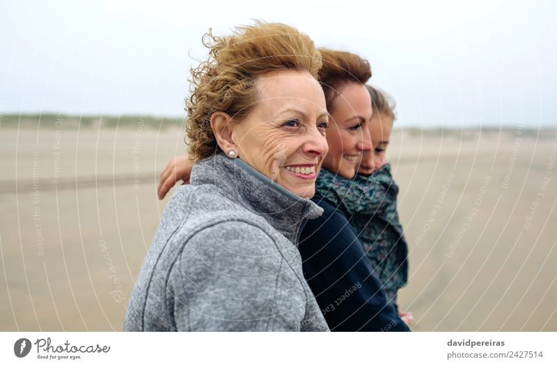 Drei Generationen weibliche Spaziergänge am Strand Lifestyle Freude Glück schön Meer Kind Mensch Frau Erwachsene Mutter Großmutter Familie & Verwandtschaft Sand