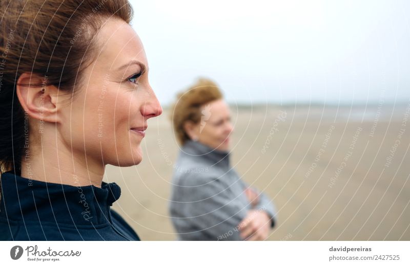 Frauen schauen am Strand aufs Meer Lifestyle Freude schön Meditation Mensch Erwachsene Mutter Großmutter Familie & Verwandtschaft Sand Herbst Wind Nebel Lächeln