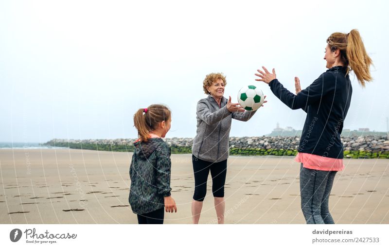 Drei Generationen weibliche Spielerinnen am Strand Lifestyle Freude Glück Spielen Kind Ruhestand Mensch Frau Erwachsene Mutter Großmutter