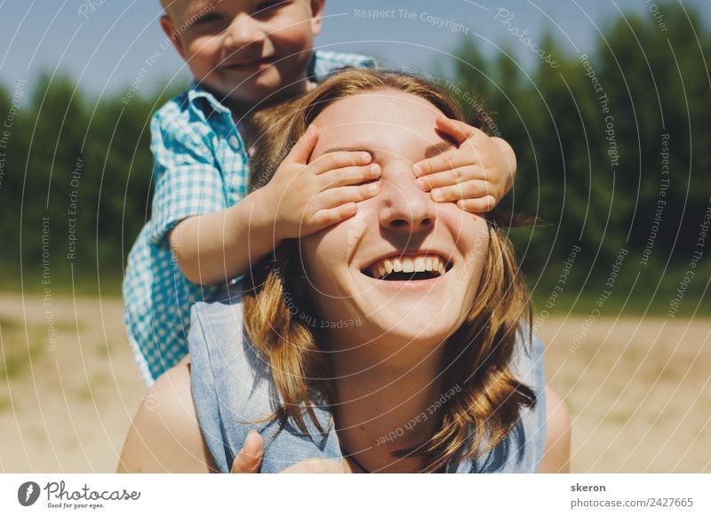 Kleinkind schließt die Augen glücklich Mutter Gesundheit Wellness harmonisch Wohlgefühl Zufriedenheit Erholung ruhig Freizeit & Hobby Ferien & Urlaub & Reisen