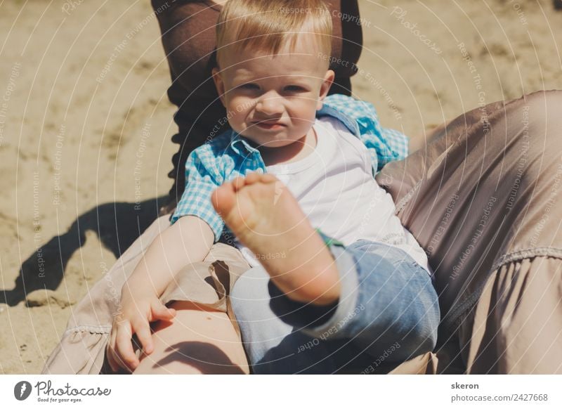 Der kleine Junge sitzt auf den Armen seiner Mutter und zeigt sein Bein. Wellness harmonisch Freizeit & Hobby Ferien & Urlaub & Reisen Abenteuer Kindererziehung